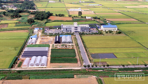 본관과 농기계보관소, 비닐하우스, 시범포장을 갖춘 평택시농업기술센터(2001년 10월)