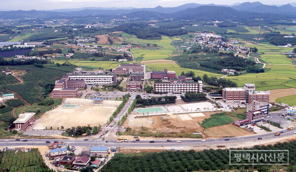 현촌마을과 구룡마을, 농경지, 과수원으로 둘러싸인 평택대학교(2001년 10월)