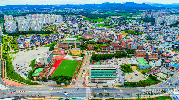 택지개발로 동, 서, 북쪽이 아파트와 주택, 상가로 변모한 평택대학교(2019년 7월)