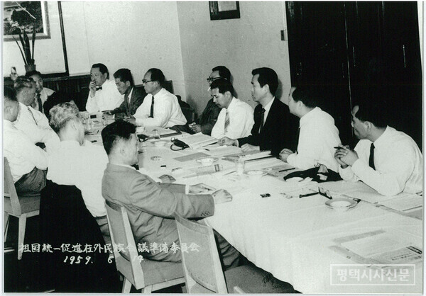 원심창 의사 주도로 설립한 조국통일촉진재외민족회의(테이블 가운데 회의 주재자가 원심창)