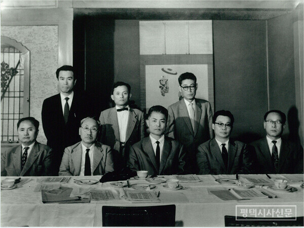 조국통일촉진회의 기념 사진의 원심창(앞줄 왼쪽 첫번째 인물)